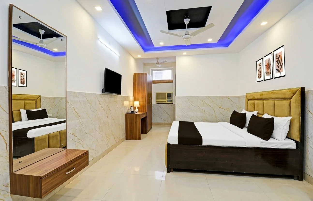Roomshala Hotel Samrat - Near Govindpuri Metro Station